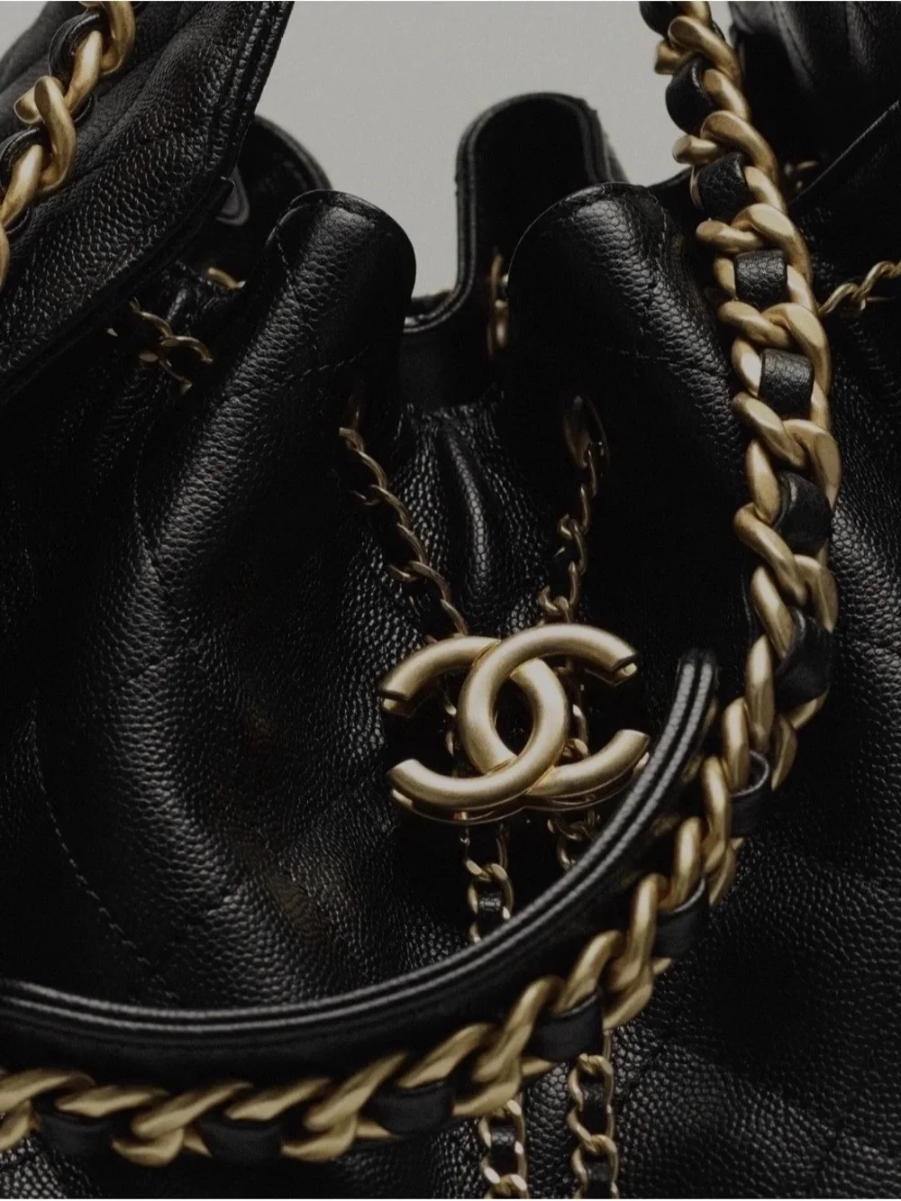 Chanel 25 bag in black grain leather and golden hardware. Medium size.